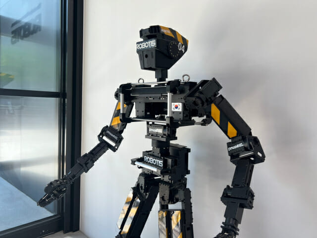 로보티즈 본사에 전시된 휴머노이드 로봇 '똘망'