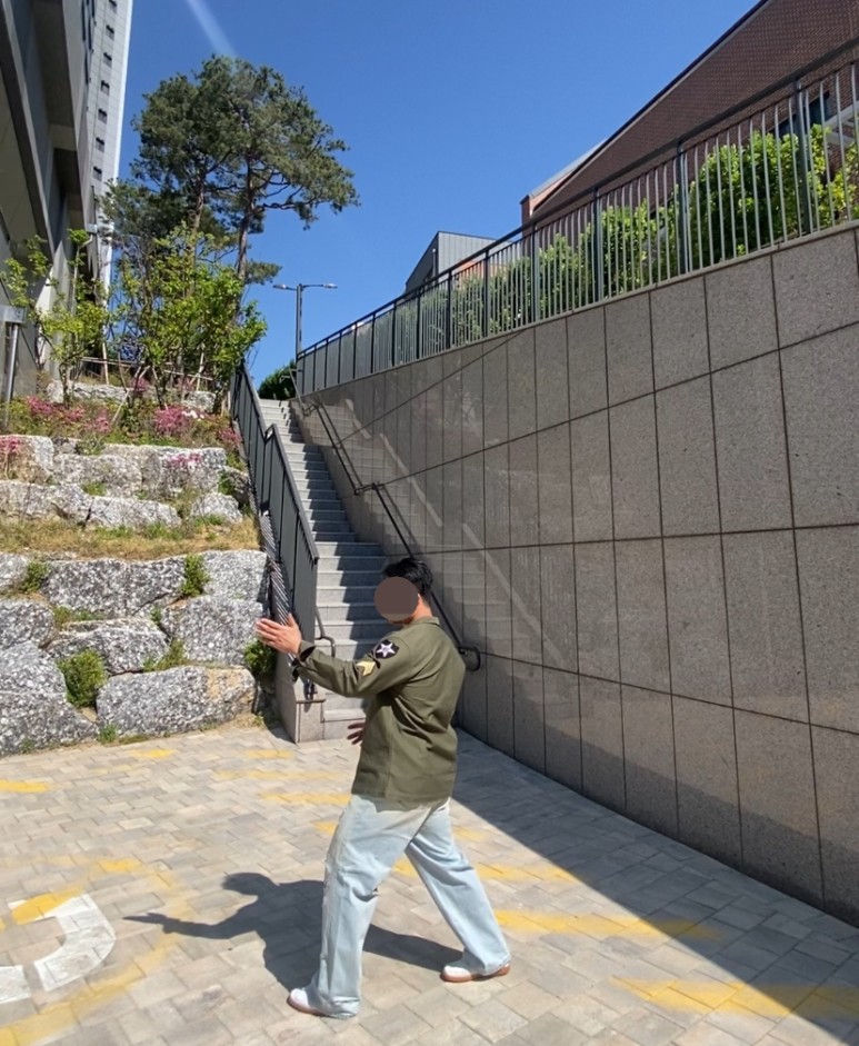 데일리룩(2024. 5. 3.) OG-107 존레논 셔츠 워크웨어 자켓 밀리터리, 구제 카키 티셔츠, 에러스익셉티드 데미지진 디스트레스드 데님팬츠, 푸마 독일군 아미 트레이너 뮬