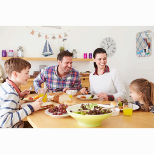 가족이 함께 먹는 과일