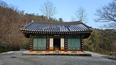 부안 개암사 : 울금바위의 전설과 보물 대웅보전의 예술미를 찾아서