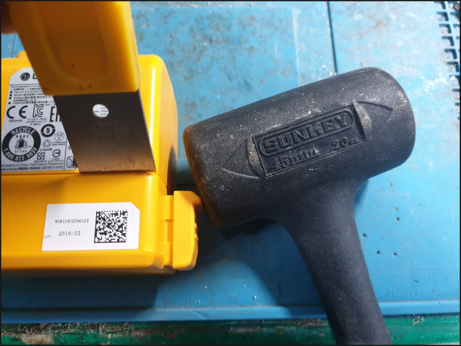 LG 코드제로 A9 배터리 케이스 분리