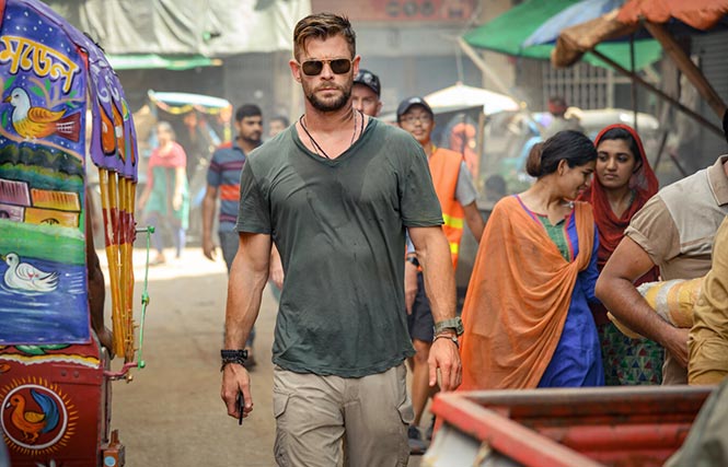 주인공 타일러 레이크(크리스 헴스워스)가 걷고있다.