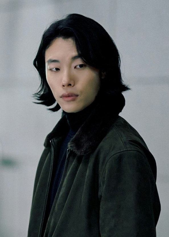 긴단발을 하고 있는 류준열의 모습