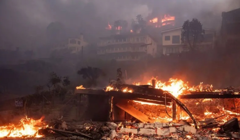 지난 8일 캘리포니아주 말리부 해변 언덕에 자리한 주택들이 불에 타고 있는 모습 -출처: BBC코리아-
