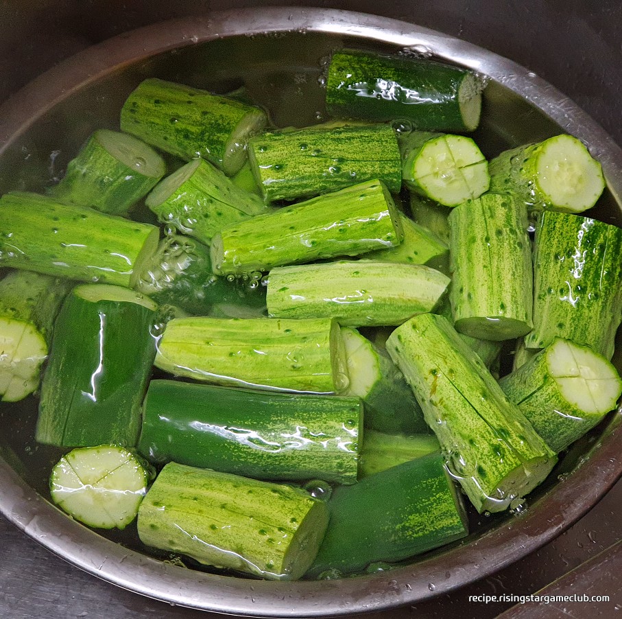 오이 소박이에 들어갈 오이를 소금물에 절이는 사진