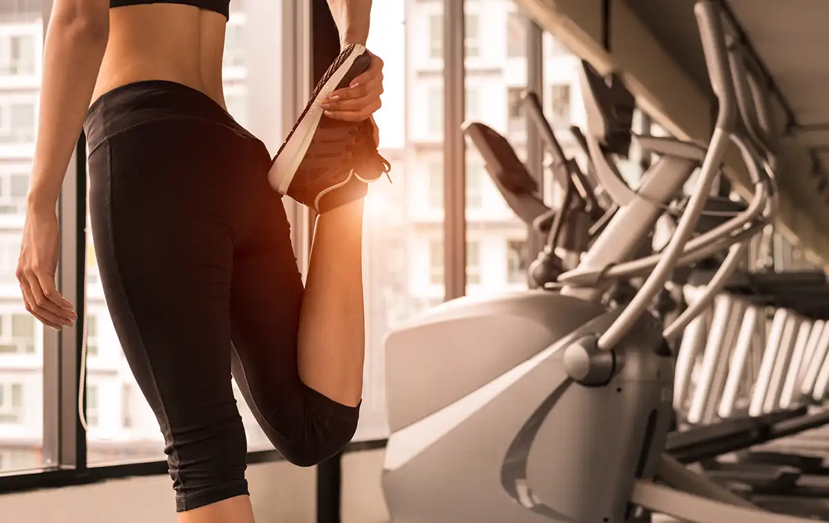 헬스스장장-대퇴사두근-스트레칭-하는-여자