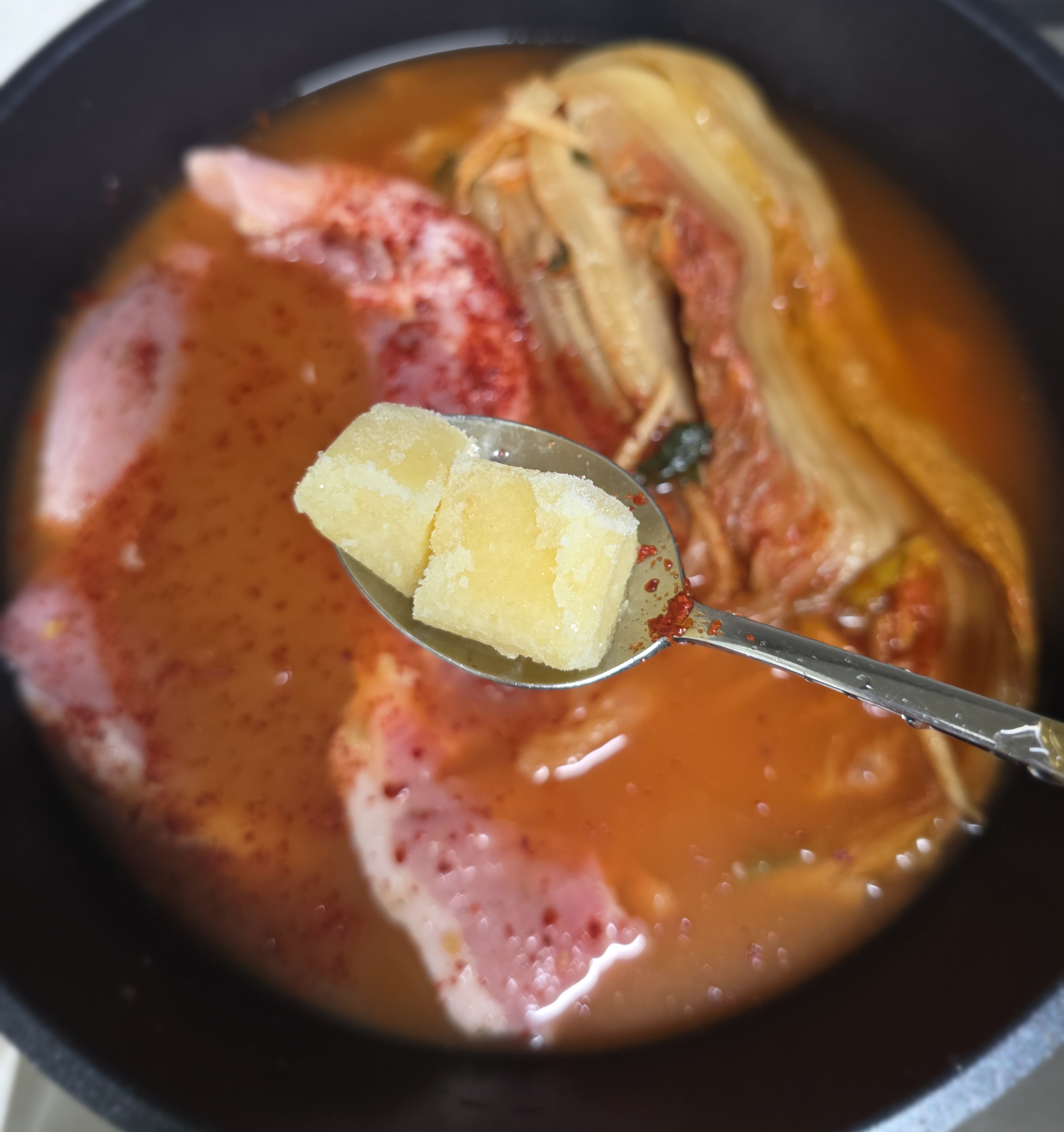 다진마늘-한-스푼을-넣어요.