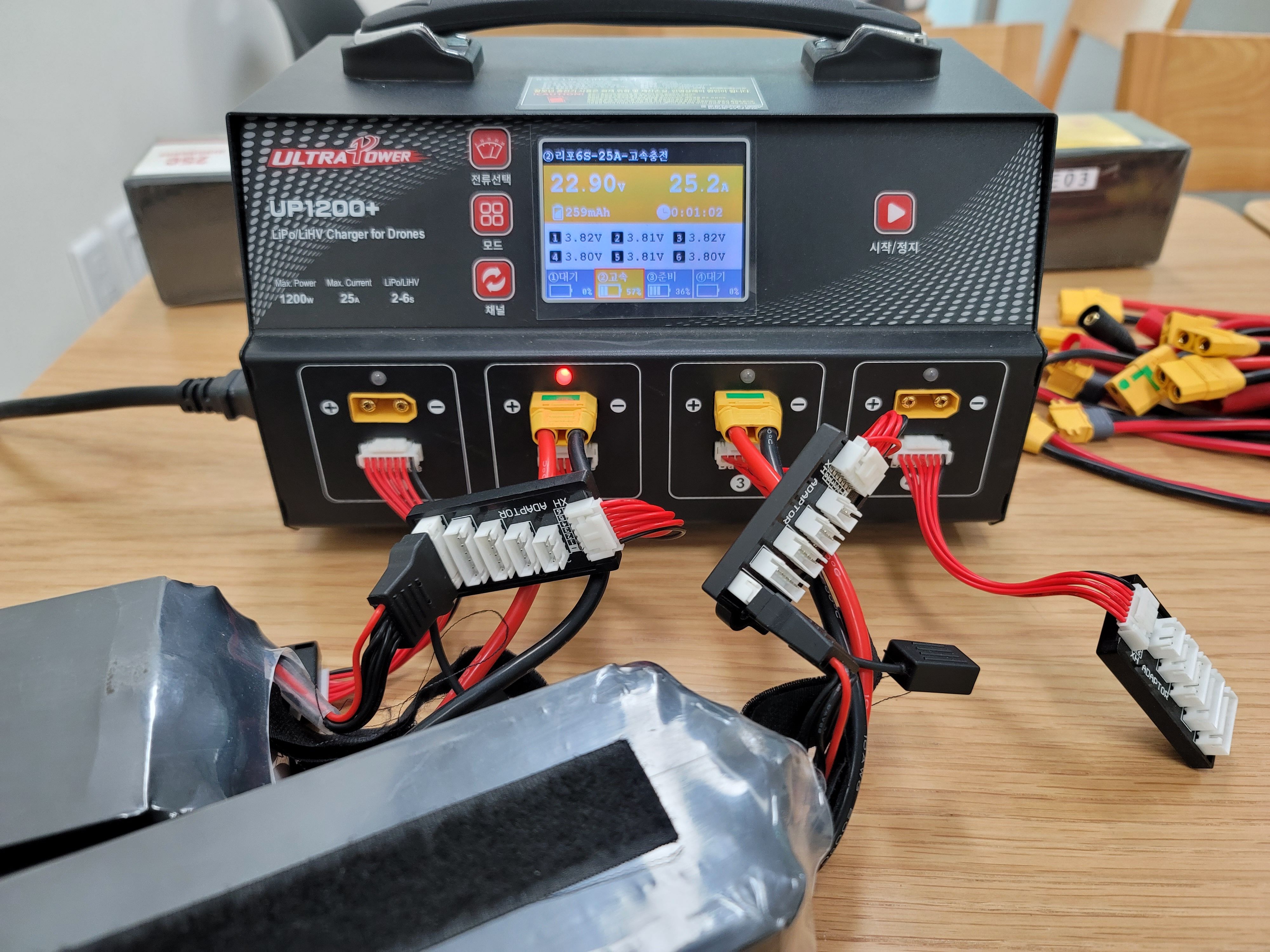 드론 배터리의 종류인 리튬배터리 충전기에 충전 중인 모습