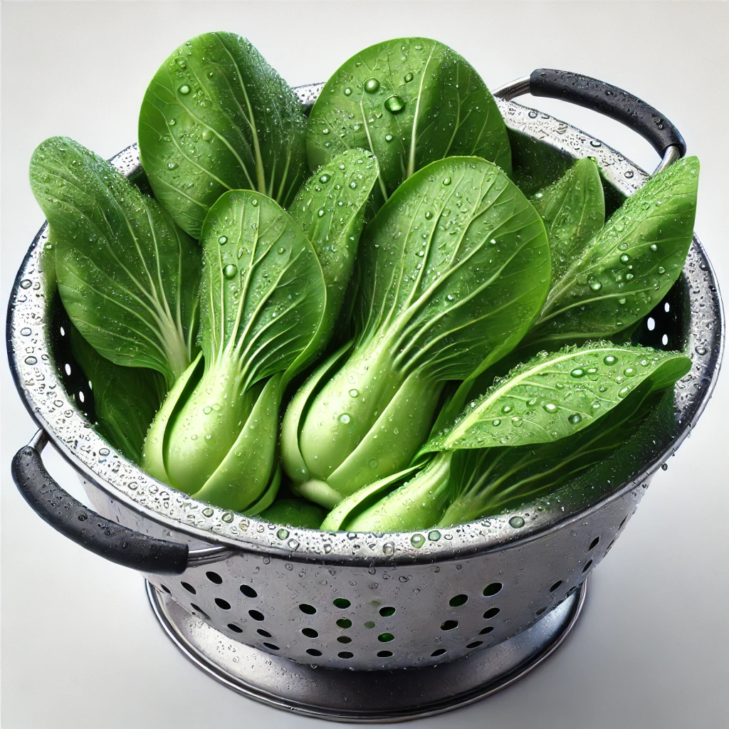 깨끗이 씻어 물방울이 맺힌 청경채가 소쿠리에 담긴 모습.