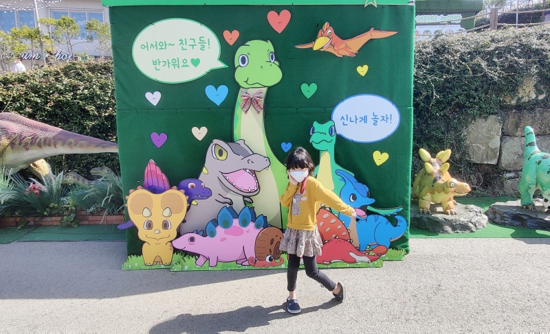 다양한 공룡 그림이 있는 포토죤