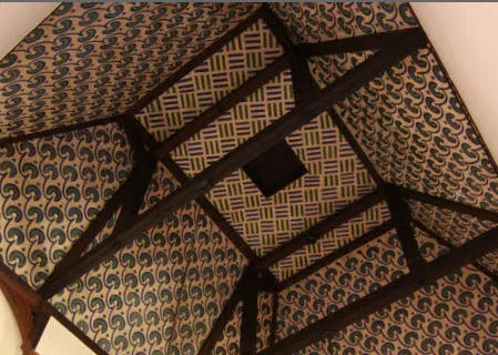 레드하우스 천정의 꽃문양 패턴 디자인