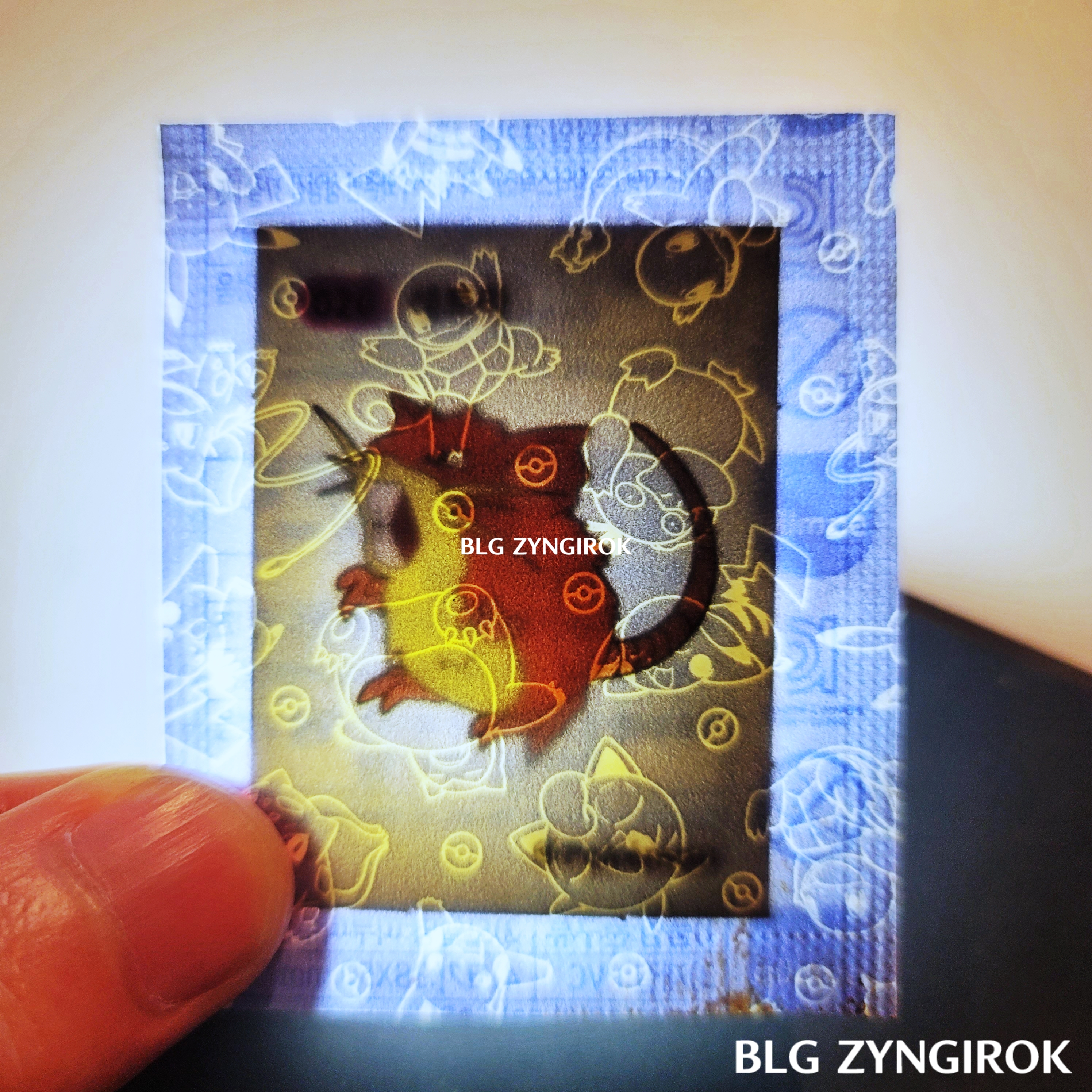 띠부띠부씰-레트라를-들고있다.