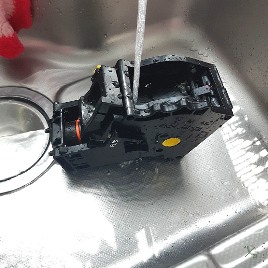 커피추출기를 물로 세척하는 이미지 입니다.