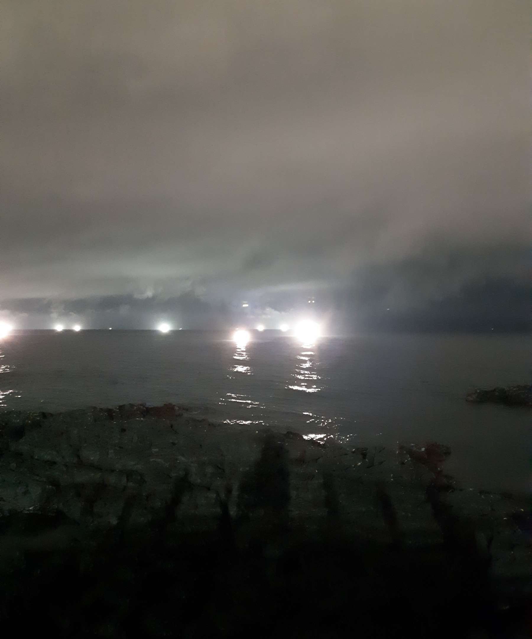 제주 앞바다 불을 밝히다