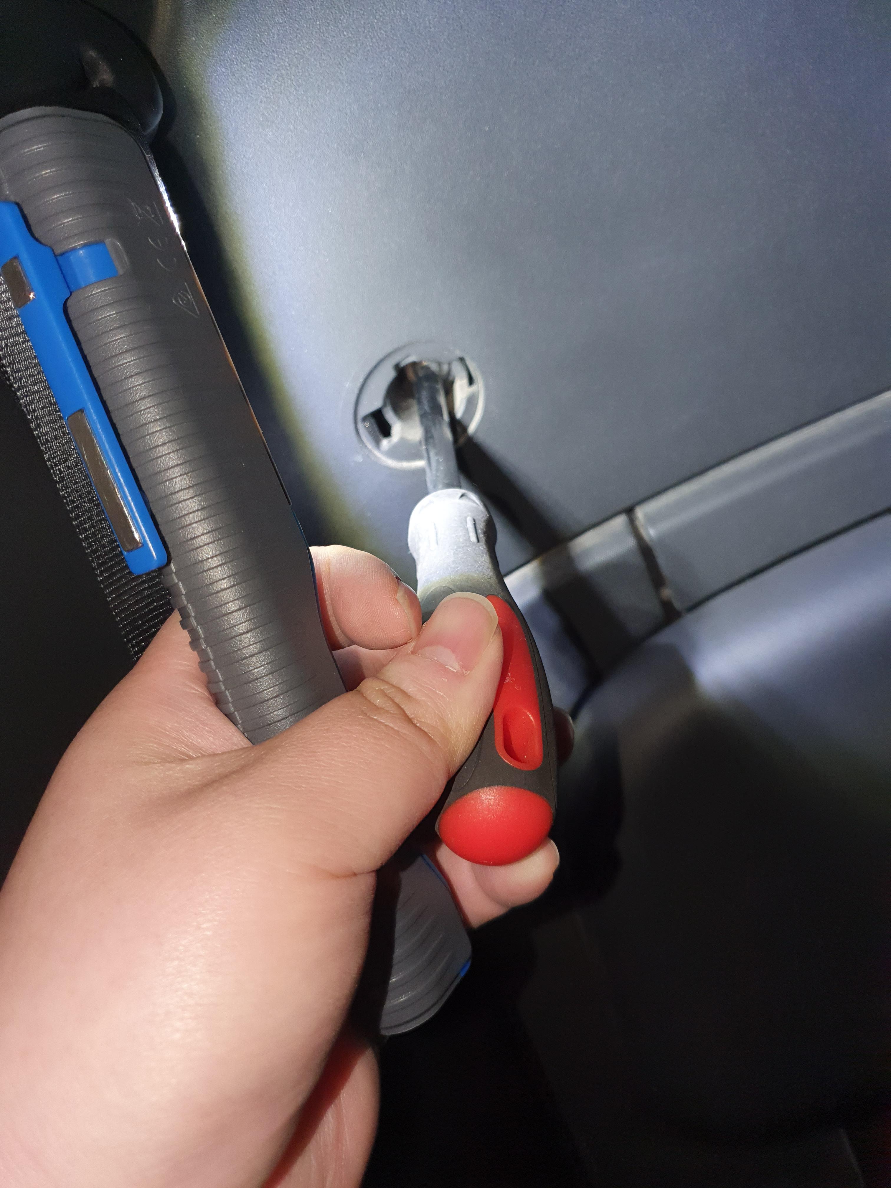 T20 드라이버로 트위지 브레이크 고정볼트를 빼자