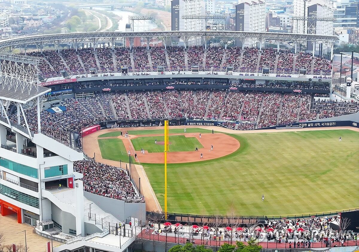 프로야구 개막 2연전 전 경기 매진…역대 최다 관중 신기록 달성