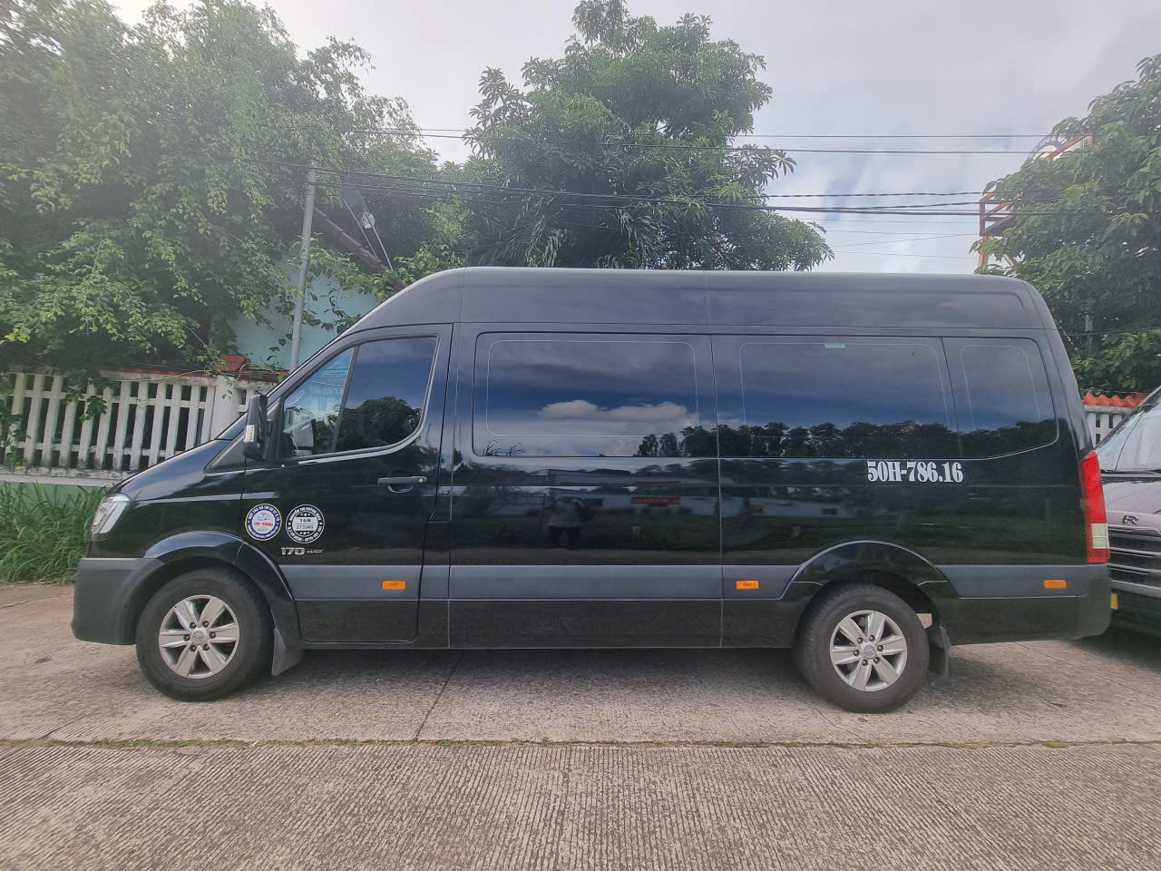 9인승 검은색 리무진 차량