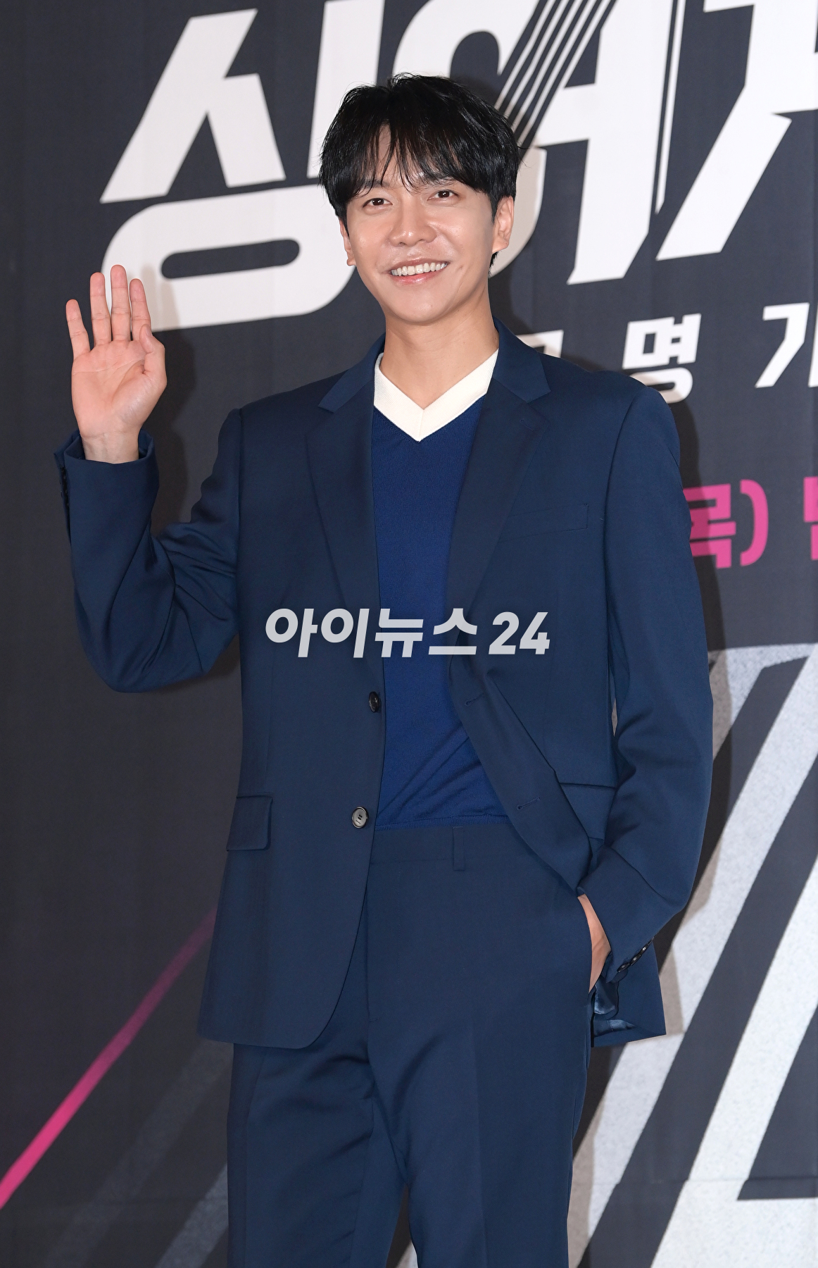 가수 겸 배우 이승기가 26일 오전 서울 마포구 중소기업DMC타워에서 열린 JTBC &#39;싱어게인3-무명가수전&#39; 제작발표회에 참석하고 있다. [사진=정소희 기자]
