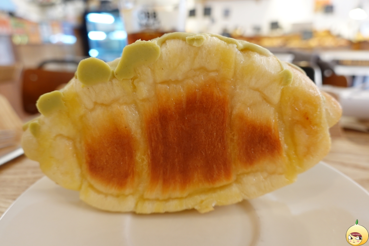 피스타치오소금빵 뒷면