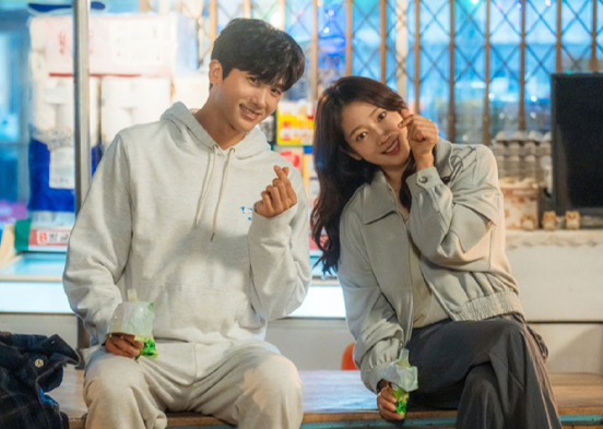 배우 박형식&#44; 박신혜가 JTBC &#39;닥터슬럼프&#39;에서 로맨스 호흡을 맞추고 있다. [사진=SLL·하이지음스튜디오]