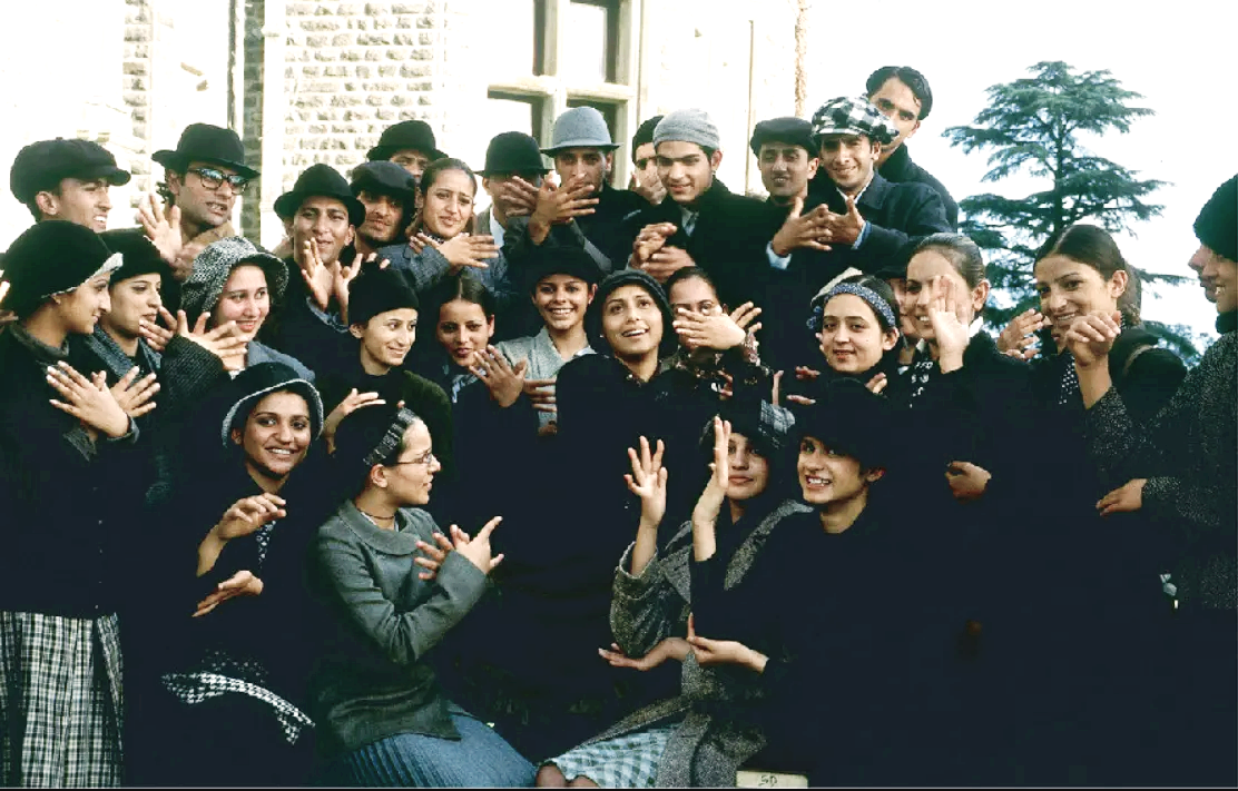 미셸이 정 가운데 있고 주변에 대학교 동기들이 미셸을 따라 수화를 하며 즐거워하는 장면