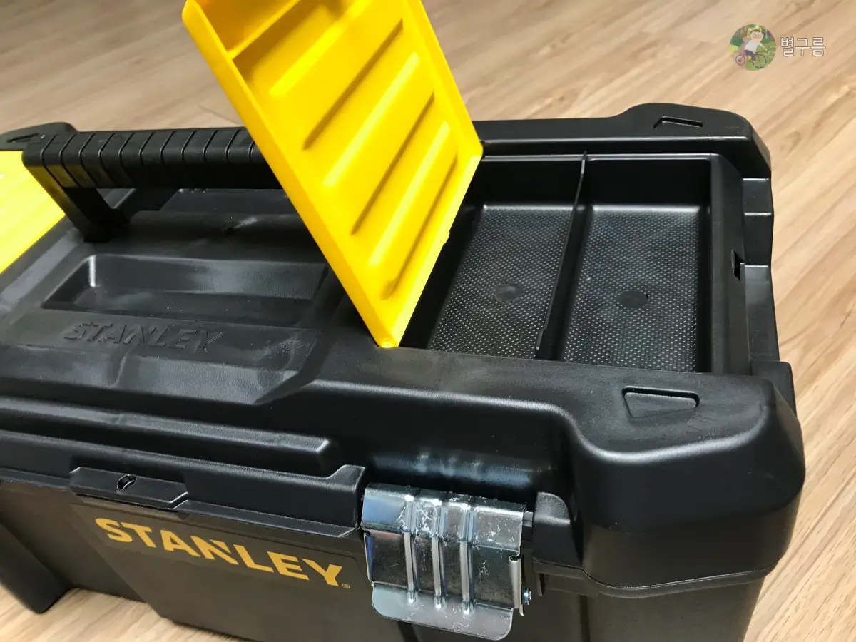 공구함-스탠리-위덮개-손으로-열고있다