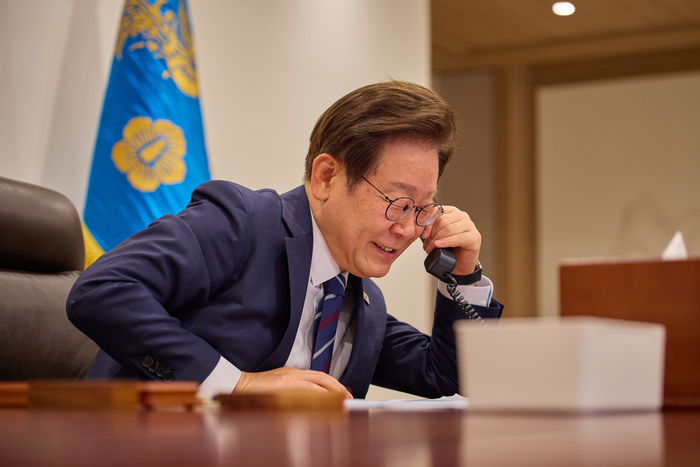 이재명 대통령이 1일 서울 용산 대통령실 청사 집무실에서 크리스토퍼 럭슨 뉴질랜드 총리와 전화 통화를 하고 있다.