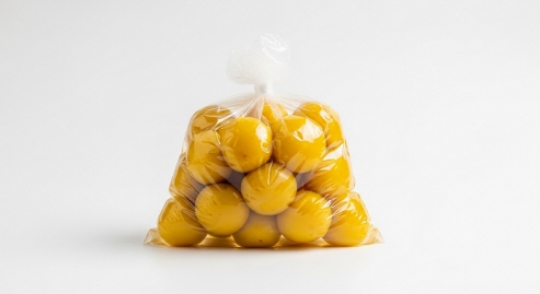 절여진 황매실이 비닐봉지에 담긴 모습