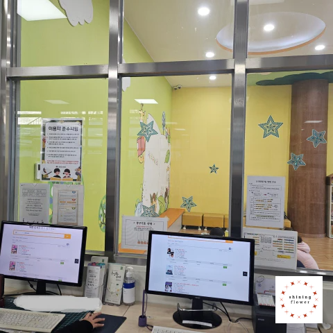 금정도서관-어린이자료실 내 PC-유리창 안쪽은 유아실