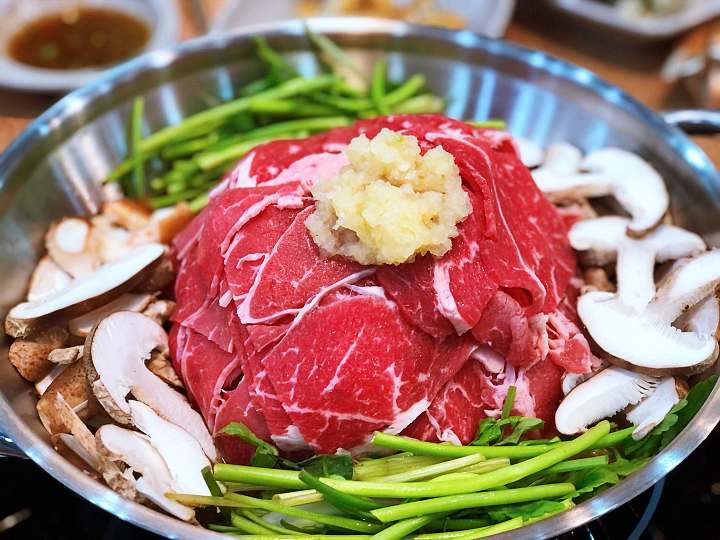 대전 둔산동 맛집 추천 생방송투데이 직접 농사짓는 100% 국산 송화고버섯 버섯 만두전골 샤부샤부 버섯비빔만두 오늘방송 자족식당