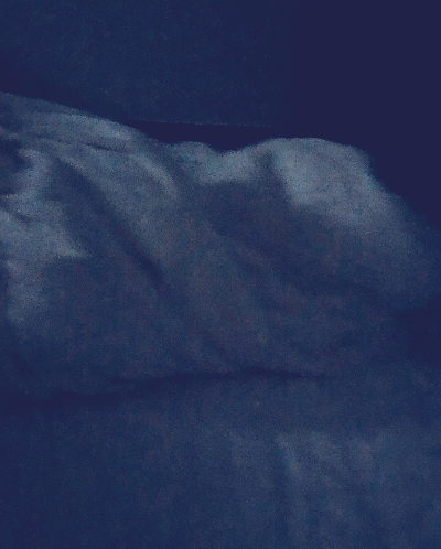 어둠속에서 이불 뒤집어 쓰고 잠자는 아이