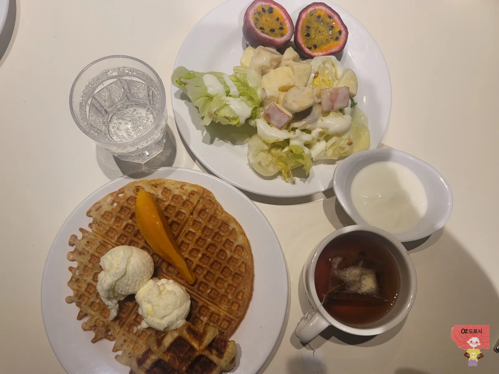 조화로운-브런치-샐러드와-차-그리고-와플