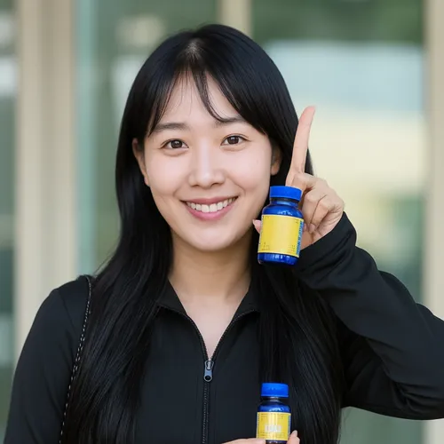 루테인병을 들고 있는 모습