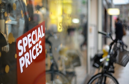 SPECIAL PRICES가 적힌 팻말이 적힌 가게 앞 사진