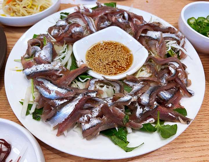 식객 허영만 백반기행 조성모 편 생 멸치회 정식 정성가득 계란말이 반찬 경주 맛집 소개