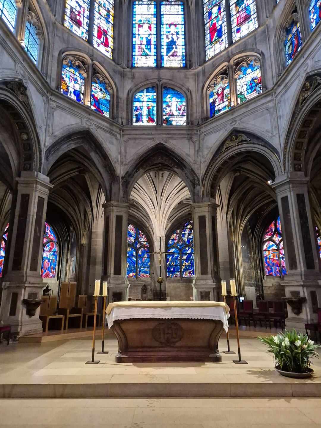 생세브랭 성당 제대 십자가, 스테인드글라스를 통과한 빛이 닿으며 더욱 고요하게 느껴지는 십자가