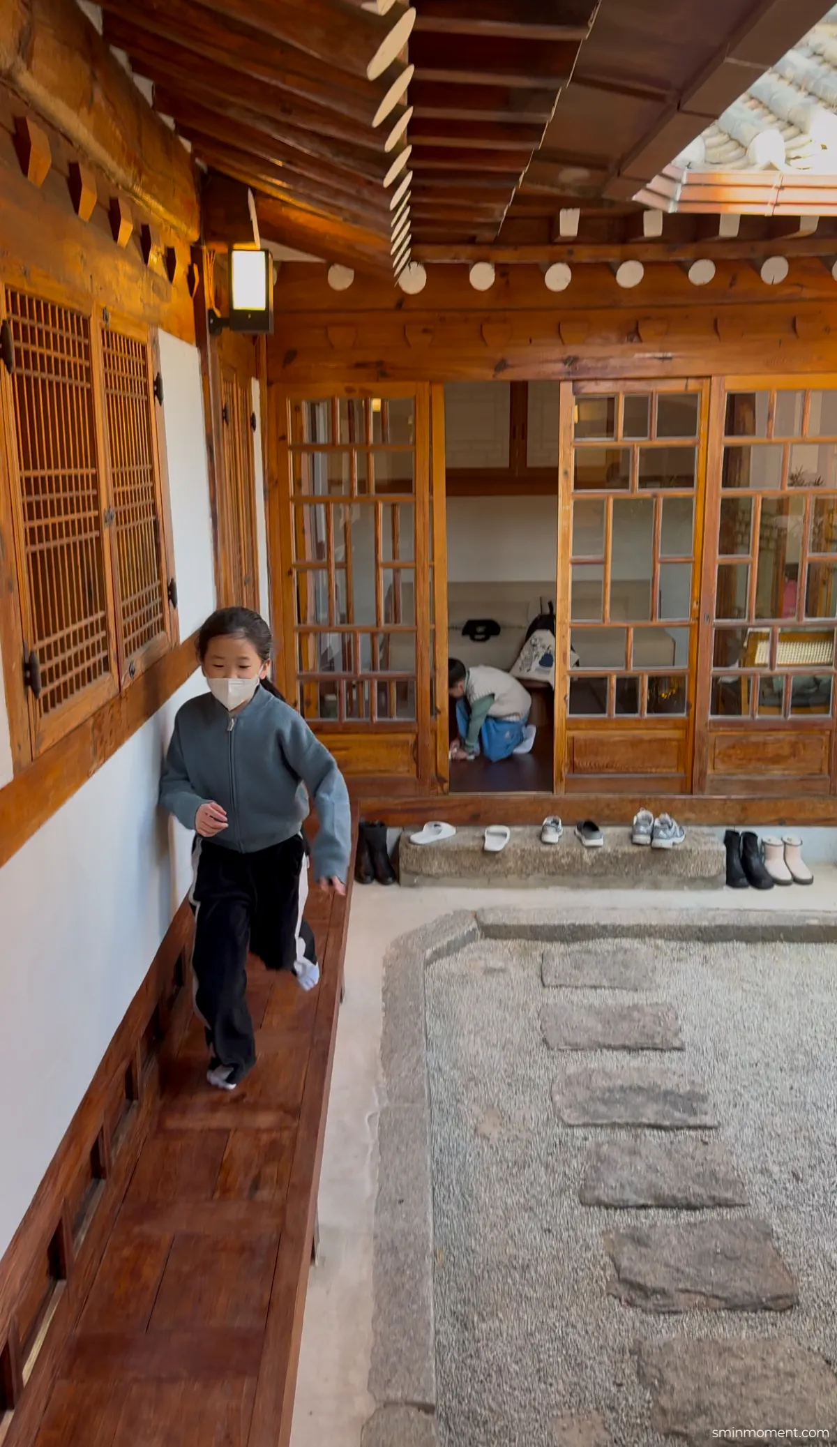 북촌한옥마을-전통한옥-만월정-숙소-바쁘다-탐험하느라