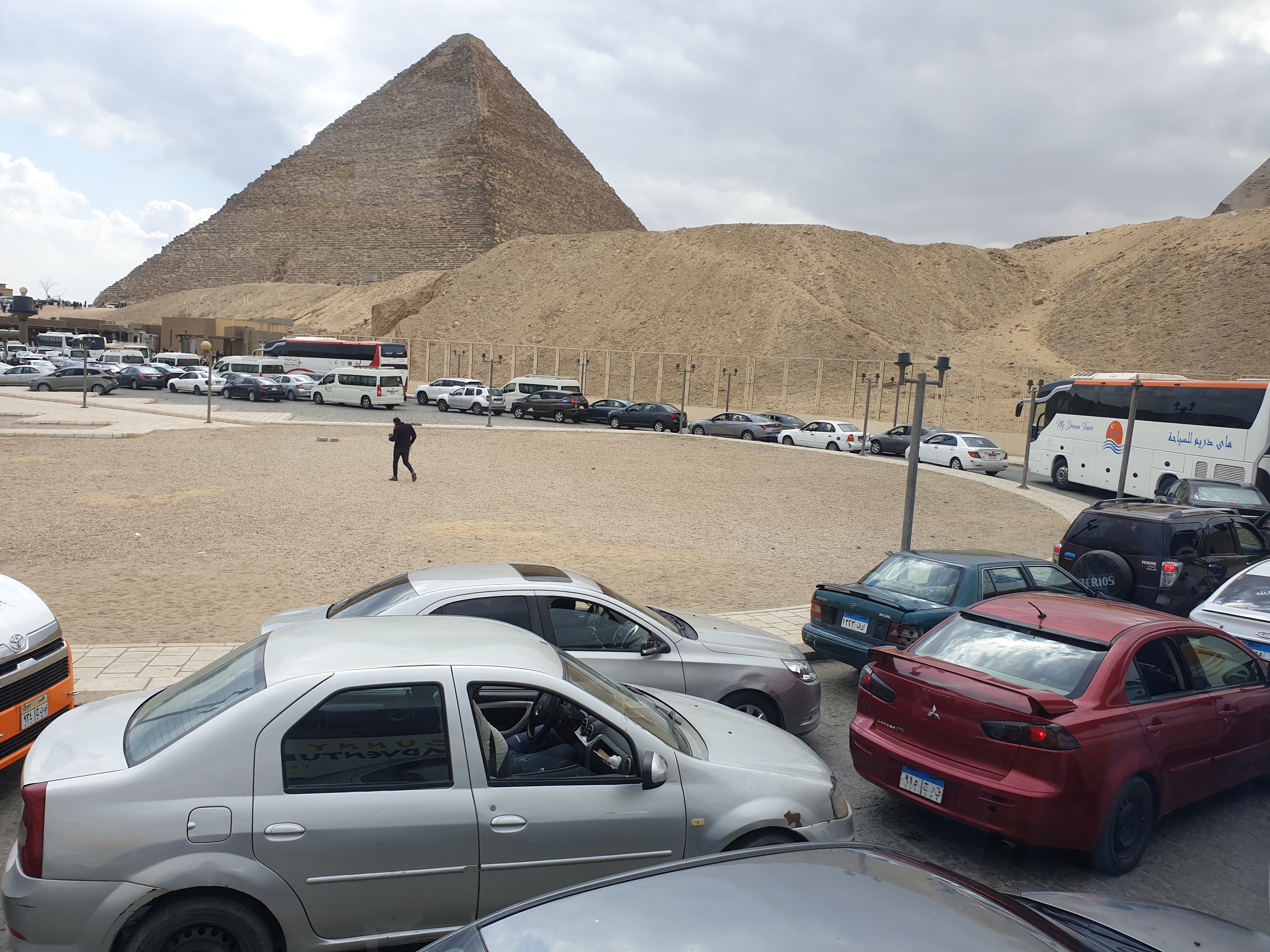 기자 피라미드 입구