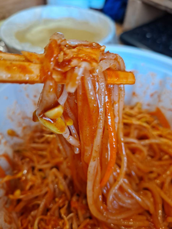 토이분식 쫄면 한 젓가락