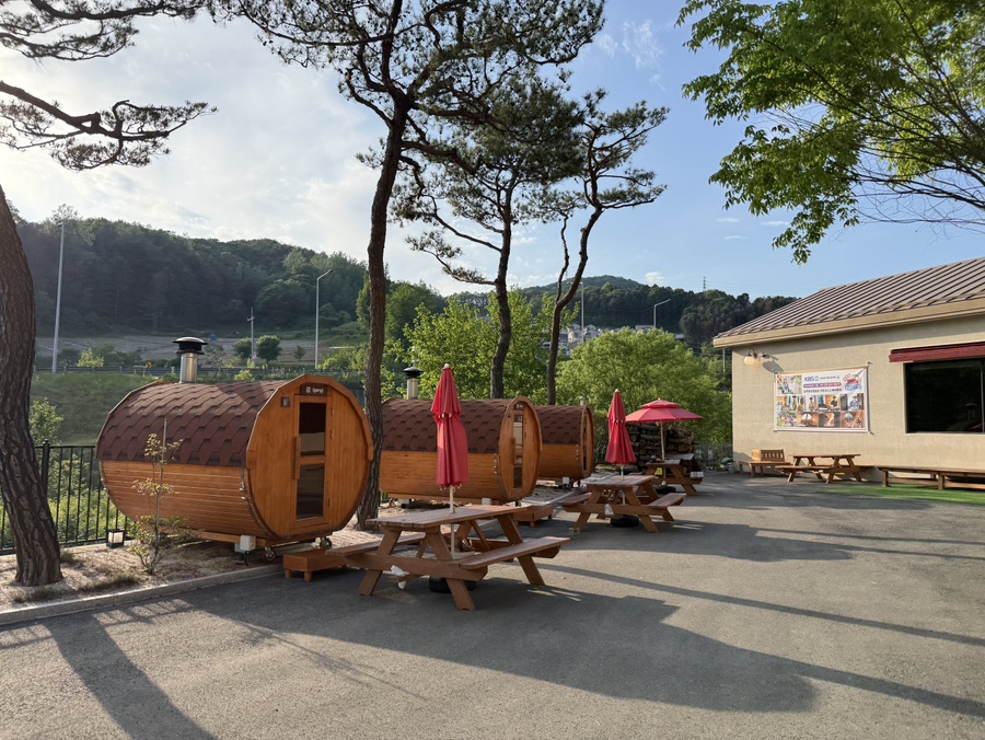 자연 속 독채펜션 내부에 마련된 핀란드식 사우나 공간 전경 모습