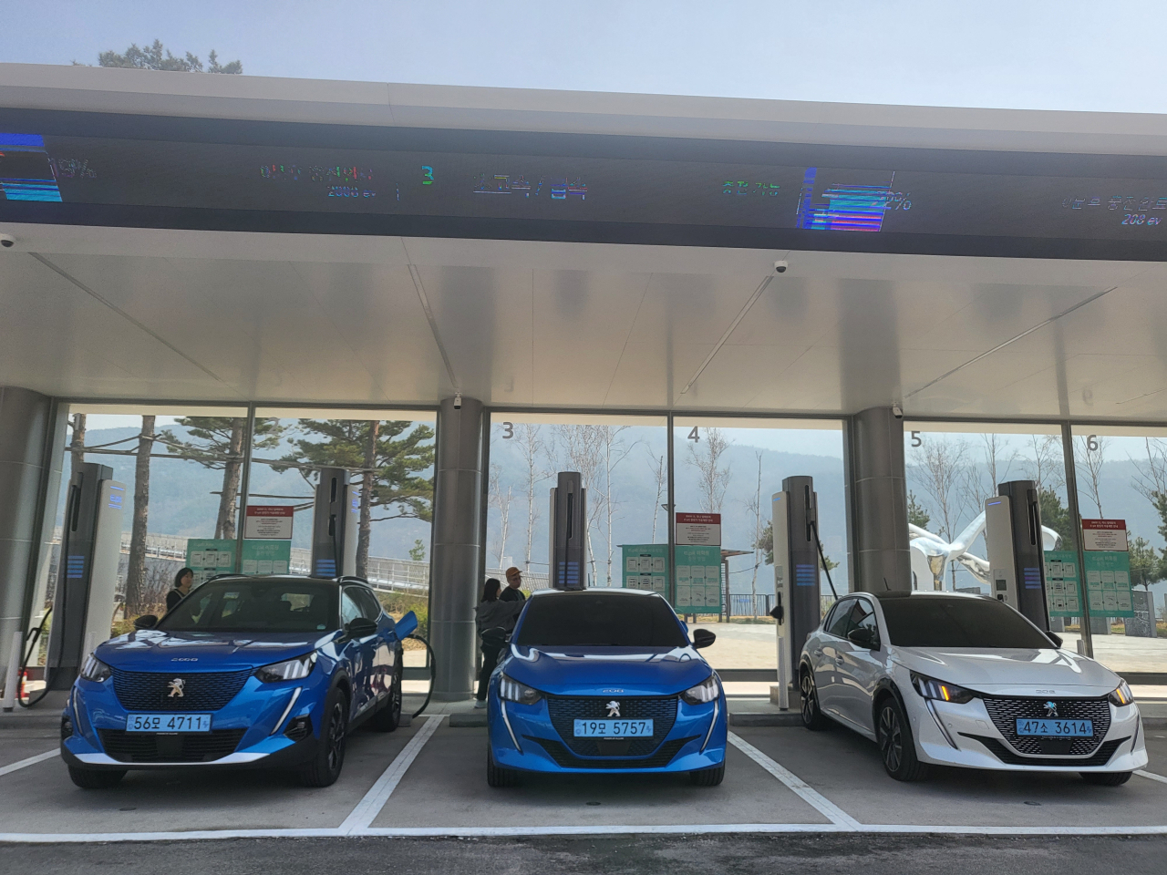 푸조의 소형 전기 해치백 ‘e-208’과 소형 전기 SUV ‘e-2008’