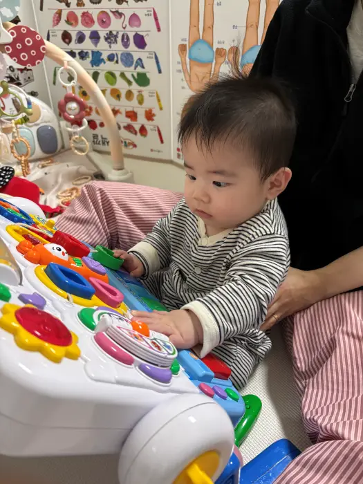 엄마 품에서 노는 아기