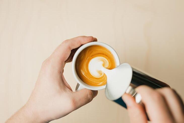 라떼아트 따르는 방법 - 하트
