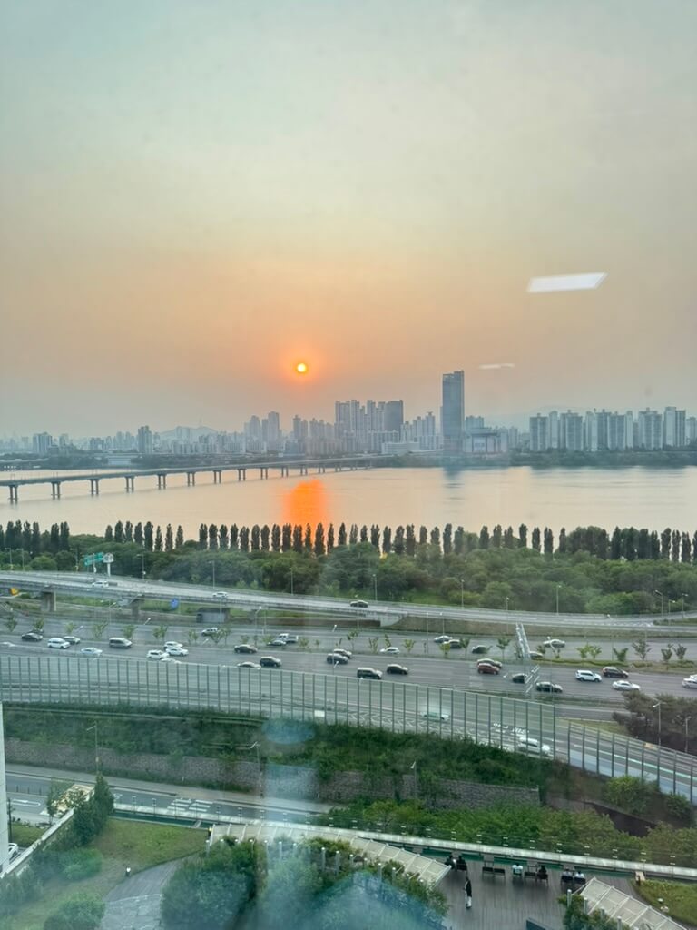 한강이 보이는 창문 뷰