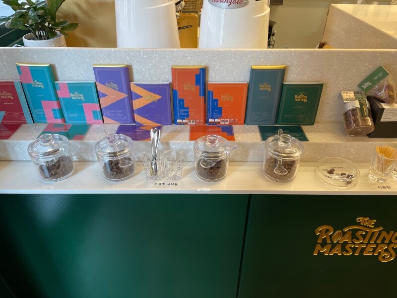 커피 맛집 로스팅 마스터즈 연남점 - 판매 초콜릿 시식