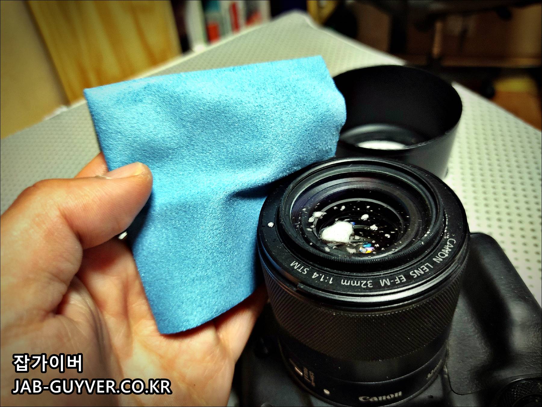 실리콘 블로워로 렌즈 표면 먼지 제거, 스크래치 예방