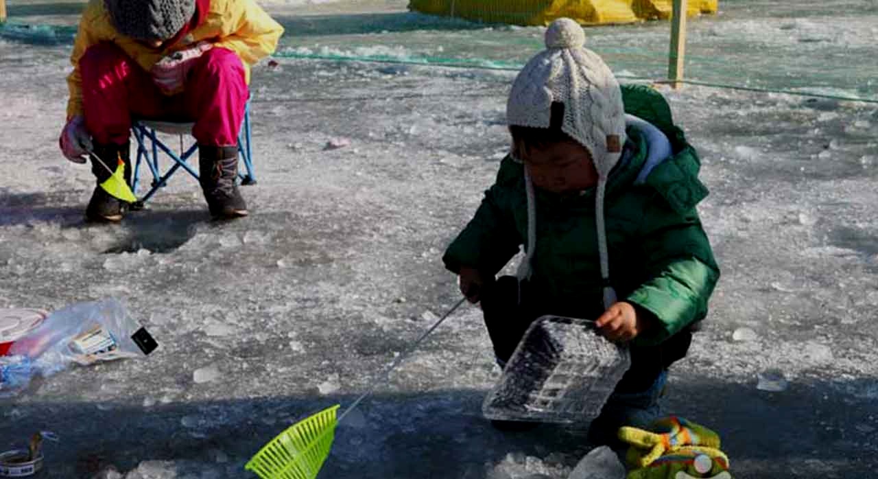 지난 축제 현장에서 빙어잡기 체험을 진행중인 어린 아이. [ⓒ대한민국 구석구석]