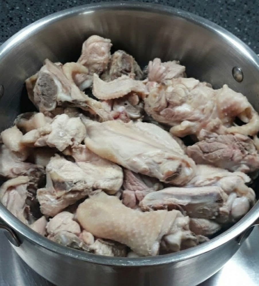 닭볶음탕 레시피 중 잡내 제거를 위해 스틸 냄비에서 초벌 삶기를 마친 닭고기.