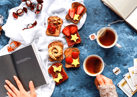 파란 식탁 위에 홍차 2잔과 잼과 딸기를 바른 식빵 5개가 있다. 친구가 부탁하기 위해 만나는 장면이다.