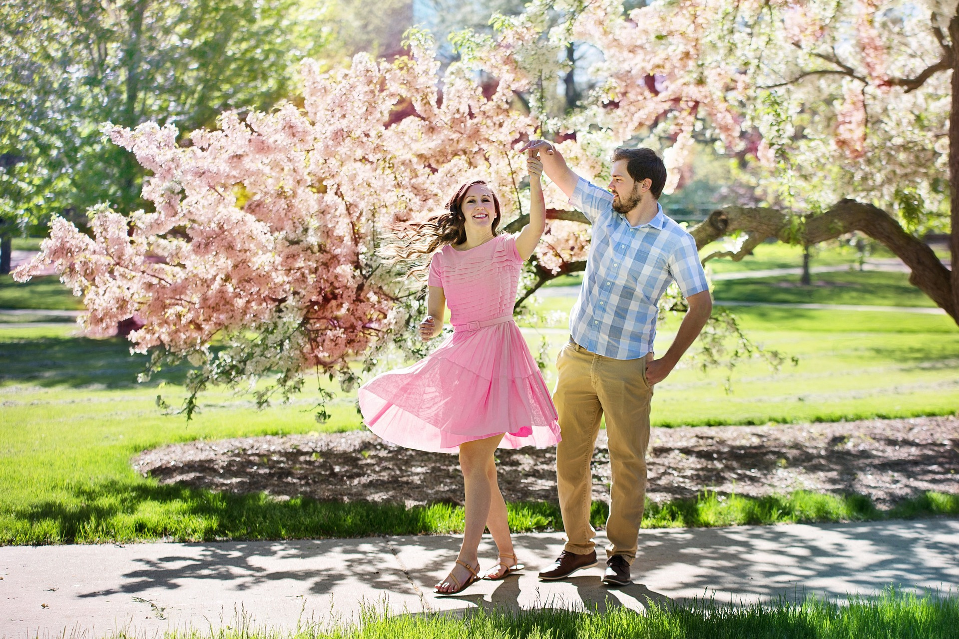 남녀가 꽃나무에서 춤추는 사진